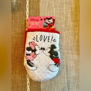 NWT Disney Mickey & Minnie Pair of Love Themed Oven Mitts with Heart Grips Cute!